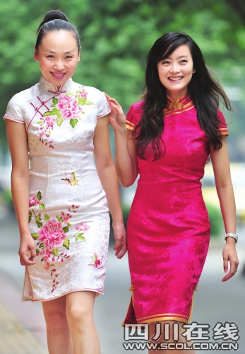 川航空姐率先穿上蜀繡旗袍