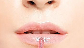 打造凈白簡單粉紅桃花妝