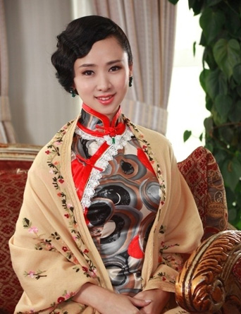 辣媽翁虹絕美旗袍上陣秀曲線驚艷