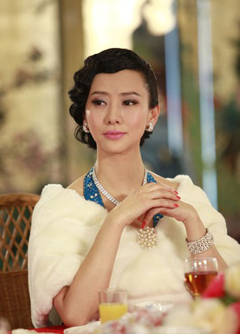 辣媽翁虹絕美旗袍上陣秀曲線驚艷