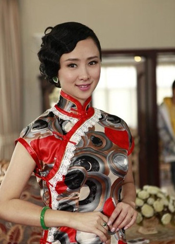 辣媽翁虹絕美旗袍上陣秀曲線驚艷