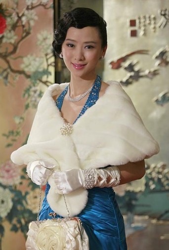 辣媽翁虹絕美旗袍上陣秀曲線驚艷