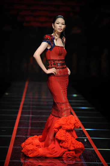 呂燕領(lǐng)銜:夏季裙裝中西合璧韻味十足