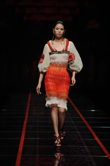 呂燕領(lǐng)銜:夏季裙裝中西合璧韻味十足