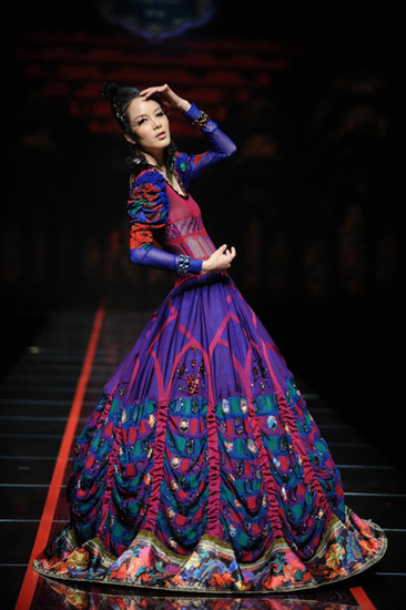 呂燕領(lǐng)銜:夏季裙裝中西合璧韻味十足