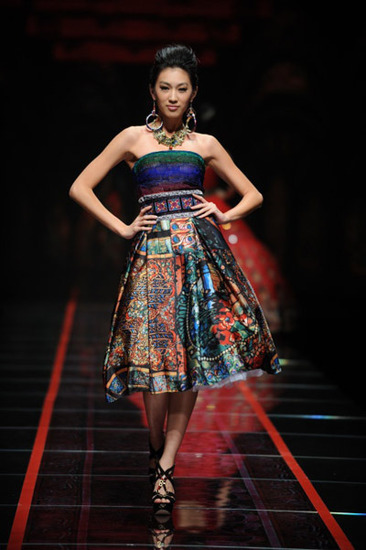 呂燕領(lǐng)銜:夏季裙裝中西合璧韻味十足