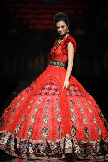 呂燕領(lǐng)銜:夏季裙裝中西合璧韻味十足