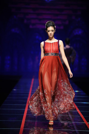 呂燕領(lǐng)銜:夏季裙裝中西合璧韻味十足