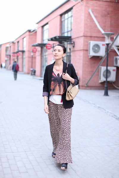 高圓圓親民街拍演繹輕松風尚