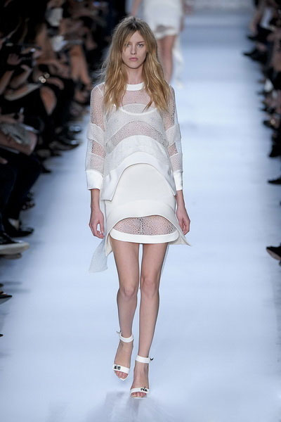 �����r�b�㣺�O�ºڰ�֮��