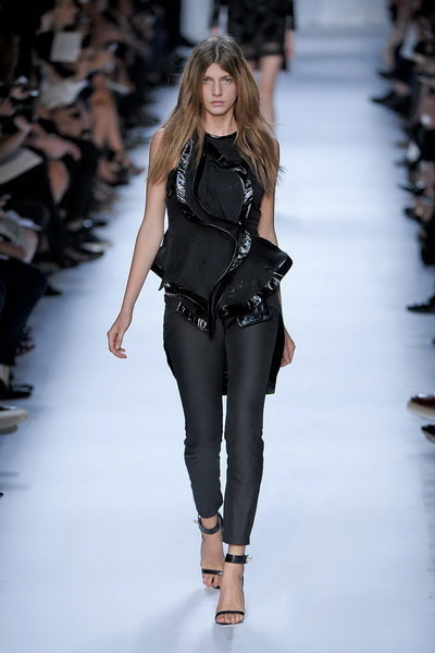 �����r�b�㣺�O�ºڰ�֮��