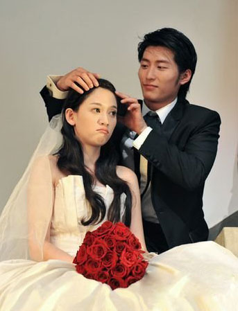 《傾城之淚》曝結婚照 陳喬恩竇驍凄美愛情