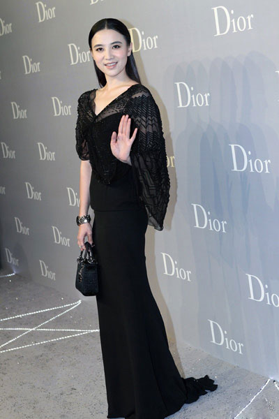 С�μ�͸ҕ�r(sh��)�b�� ��ɫ�~βȹ���ԃ�(y��u)�� 