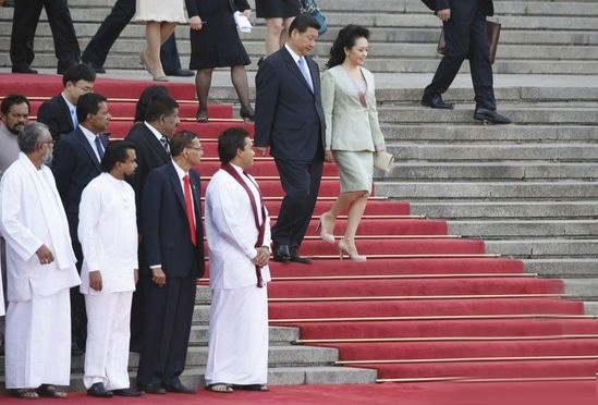 中國第一夫人彭麗媛純色套裝演繹東方風韻