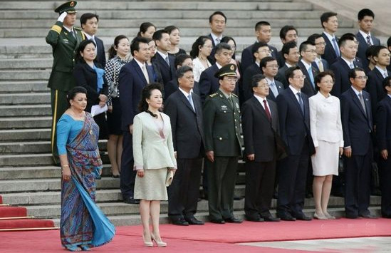 中國第一夫人彭麗媛純色套裝演繹東方風韻