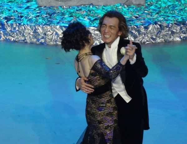 “雪姨”王琳與李詠熱舞 透視蕾絲風情萬種