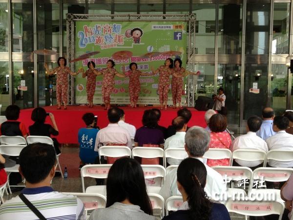 受甄嬛傳熱播影響 女模著旗袍走秀促銷高雄特產