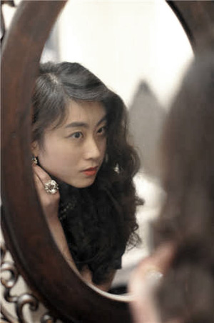 �ϴ�Ů�о������J���촩���ۣ��қ]�д�Խ