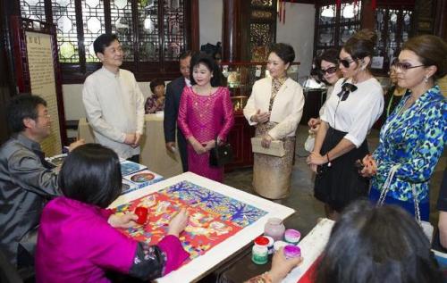 �����½�ɫ�������b���f����