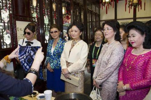 �����½�ɫ�������b���f����