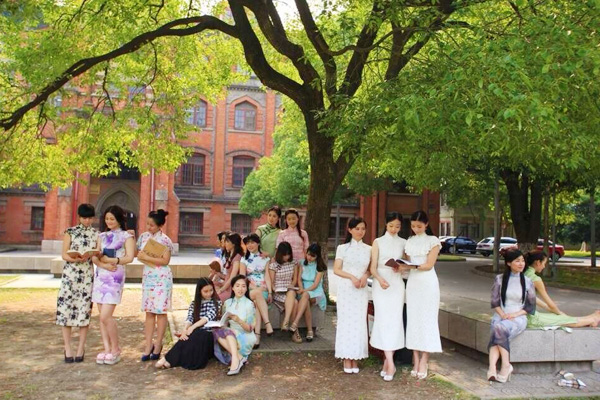 民國(guó)風(fēng)畢業(yè)季:蘇州大學(xué)旗袍別樣畢業(yè)照