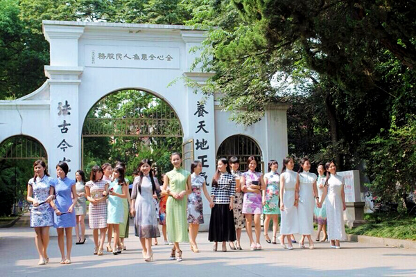 民國(guó)風(fēng)畢業(yè)季:蘇州大學(xué)旗袍別樣畢業(yè)照