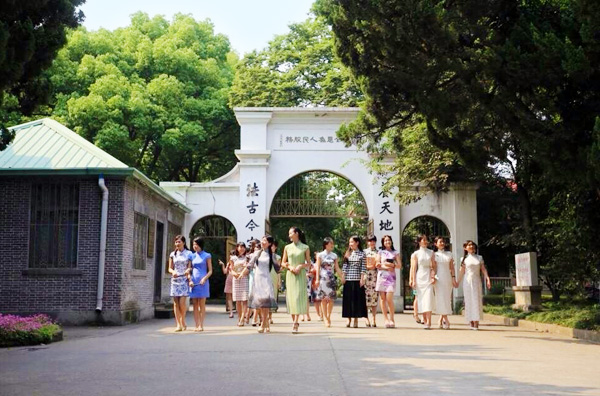 民國(guó)風(fēng)畢業(yè)季:蘇州大學(xué)旗袍別樣畢業(yè)照