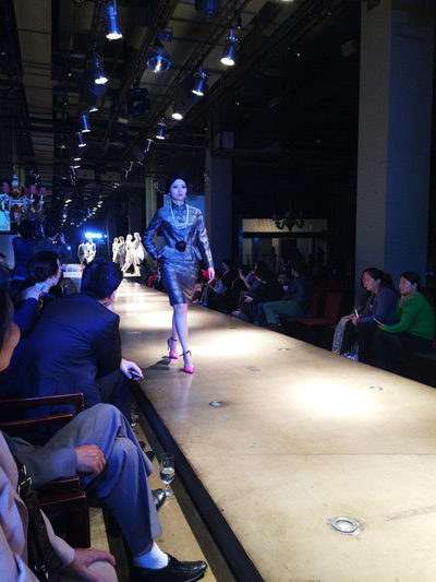 海派旗袍發(fā)布盛典 設(shè)計師熊偉著婚紗驚艷全場