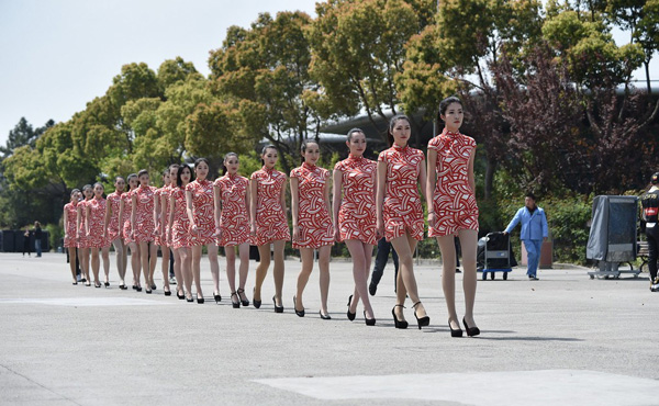 F1中國站禮儀小姐美腿如林 旗袍演繹東方神韻