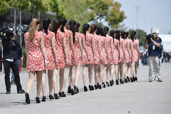 F1中國站禮儀小姐美腿如林 旗袍演繹東方神韻