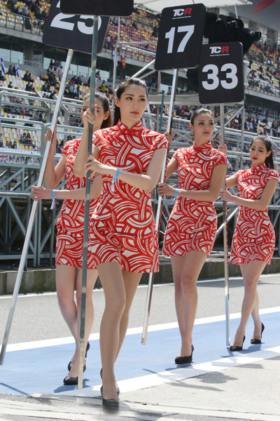 F1中國站禮儀小姐美腿如林 旗袍演繹東方神韻