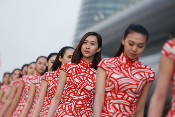 F1中國站禮儀小姐美腿如林 旗袍演繹東方神韻