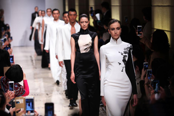 97歲褚宏生旗袍秀演繹上海傳奇