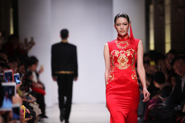 97歲褚宏生旗袍秀演繹上海傳奇