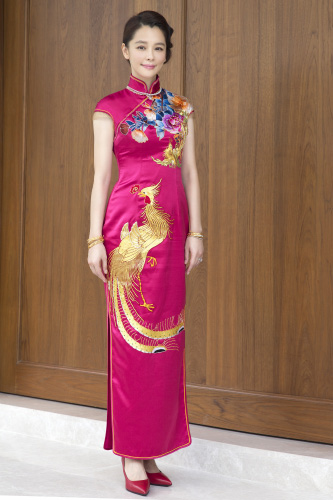 40歲徐若瑄穿旗袍盡顯古典美 身材凹凸有致