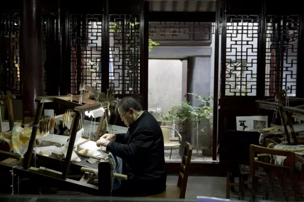 �~�z�����z��Ʒ�еĐ��R��