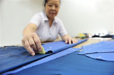 旗袍技藝大師李侃:做一身旗袍要求36處量體