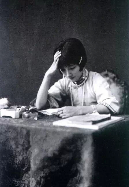 ���Ů���ǰ���������