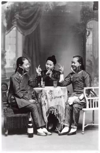 ���Ů���ǰ���������