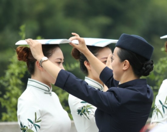 ������Ů�ྚ����ӭ�p������