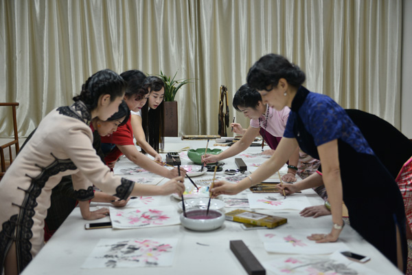 �A�ѕ����ڣ������c��Ů���A�s �������ی���ɻ�