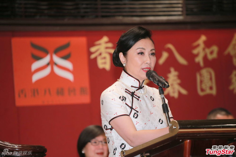 汪明荃旗袍亮相新年團(tuán)拜 高雅氣質(zhì)擋不住