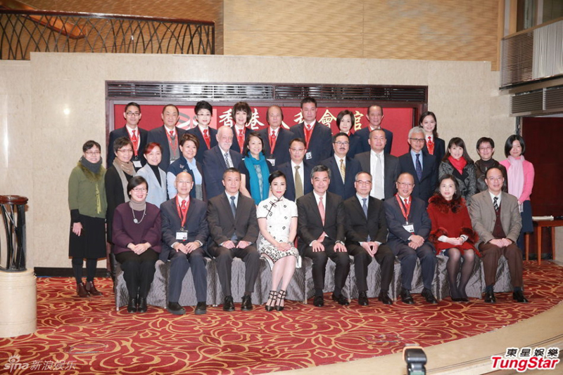 汪明荃旗袍亮相新年團(tuán)拜 高雅氣質(zhì)擋不住