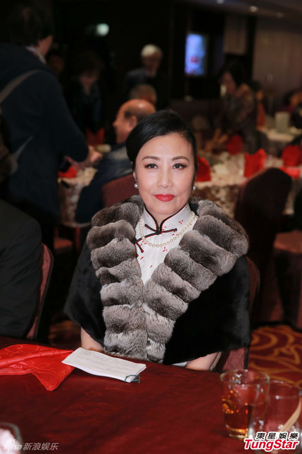 汪明荃旗袍亮相新年團(tuán)拜 高雅氣質(zhì)擋不住