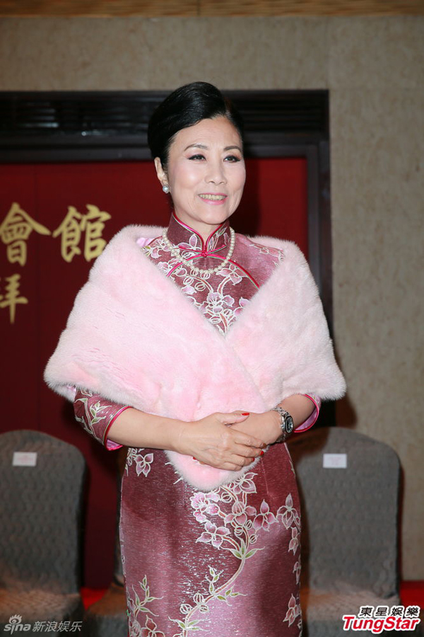 汪明荃旗袍亮相新年團(tuán)拜 高雅氣質(zhì)擋不住