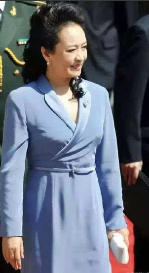 ���ح���������һ�����崩�����ϵ�����