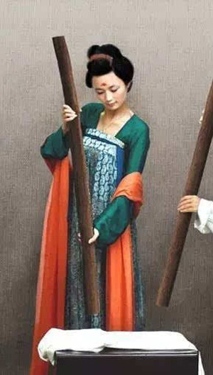 ���ح���������һ�����崩�����ϵ�����