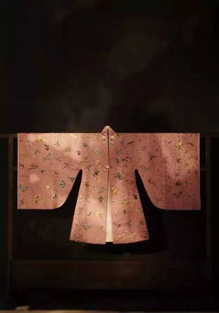 ���ح���������һ�����崩�����ϵ�����