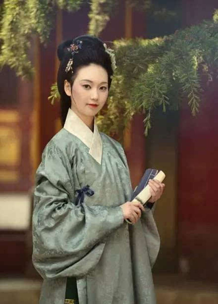 ���ح���������һ�����崩�����ϵ�����