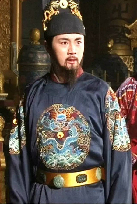 ���ح���������һ�����崩�����ϵ�����